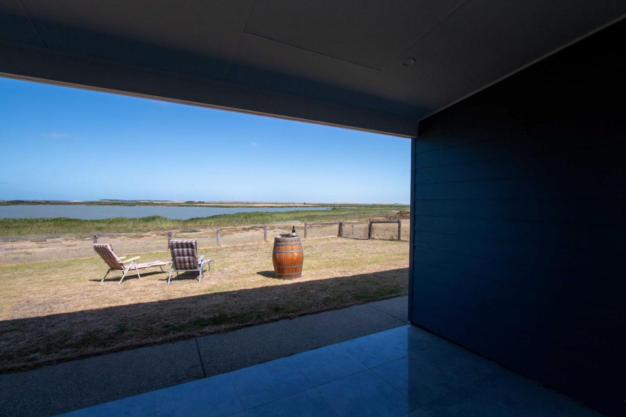 Coorong Island Retreat - Farm Stay At Pet Friendly Property Meningie Ngoại thất bức ảnh